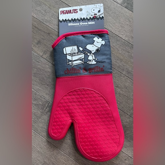 Peanuts Kitchen Peanuts Snoopy Chillin Grillin Silicone Oven Mitt